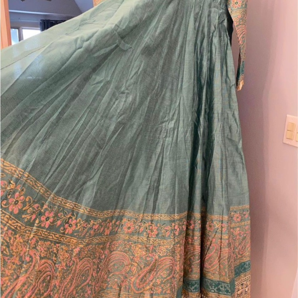 Medium size long dress